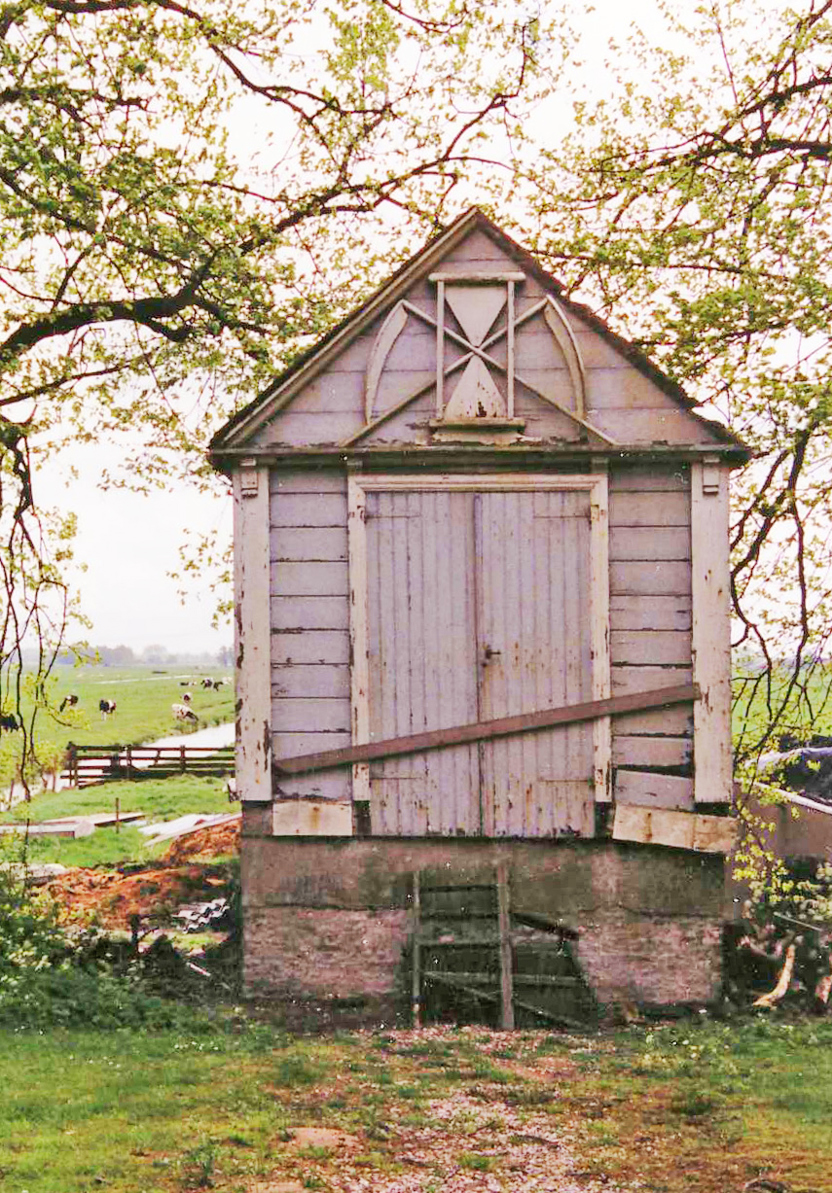 Het houten lijkenhuisje op de oude begraafplaats te Ouderkerk aan den IJssel, in vervallen staat. Inmiddels is dit rijksmonument gerestaureerd. Foto: M. Hulsman