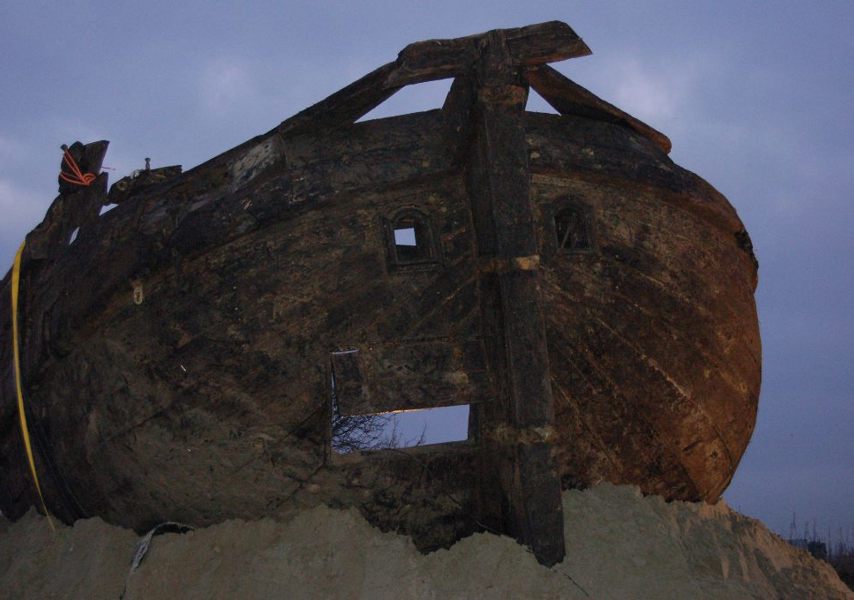 Na anderhalve eeuw op het droge: het wrak van de in 1858 in de Dordtse Kil vergane hektjalk De Jonge Jacob. (Foto: ADC ArcheoProjecten)