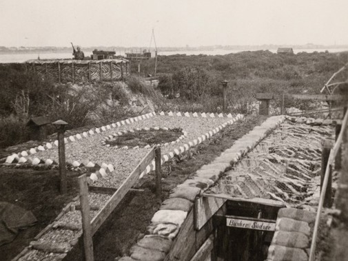 Op het voormalige eiland De Beer, bij Hoek van Holland, lag in de eerste oorlogsjaren nog een zeer opvallend siertuintje op een dak van een van de bouwwerken. Een border met afwisselende rode- en kalkzandbakstenen, een vlak met schelpen of grind en in het midden een rond bloemperkje. Het is onduidelijk of in het ronde perkje nog een symbool was aangebracht. Later zijn deze sierstukken binnen deze ‘Batterie’ verwijderd. Ze moesten plaatsmaken voor nieuwe verdedigingswerken en ze vielen mogelijk wel erg op.  