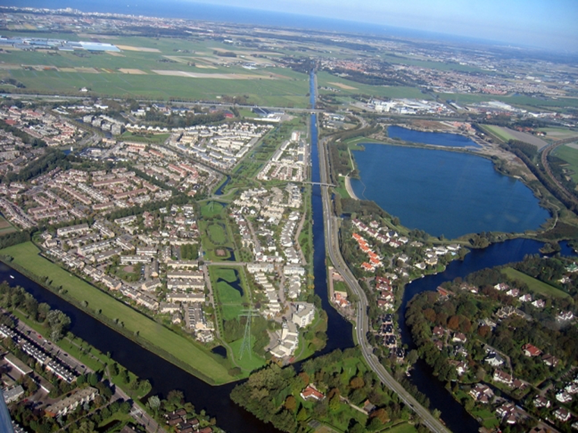 Luchtopname van de Haarlemmertrekvaart naar het Noorden toe gezien, met rechts de Klinkenbergerplas. De Haarlemmertrekvaart/Leidsevaart is grotendeels nieuw gegraven en kaarsrecht aangelegd. (Foto: J.F.L. Willod Versprille)