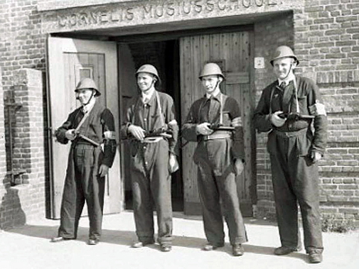 Vier leden van de BS hielden de wacht voor de Cornelis Musiusschool in de wijk Wippolder. In mei 1945.