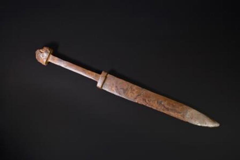 Een kort steek- en hakwapen (‘sax’), afkomstig uit een wapengraf dat naast het bijzondere boorgraf van Solleveld lag. Het is aangelegd in de tweede helft van de 6de eeuw. (Bron: Afdeling Archeologie, gemeente Den Haag/Olav Odé) 