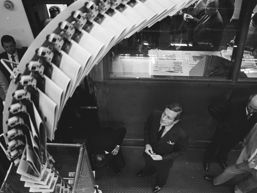 Opening hoofdkantoor Sijthoff Pers; Prins Claus bekijkt de offset rotatiepers. (foto Rob Boagaerts/Anefo, 14 mei 1981)
