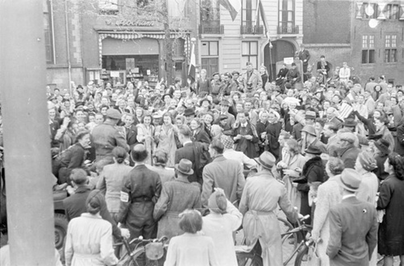 Canadese strijdkrachten rijden Den Haag binnen in de avond van 8 mei. Fotograaf: Menno Huizinga