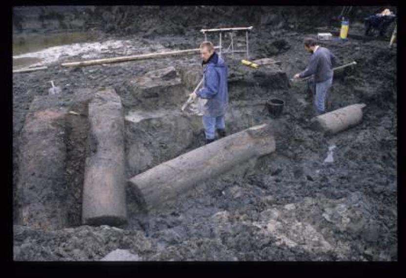 De vondst van vier Romeinse mijlpalen in de Haagse nieuwbouwwijk Wateringseveld was in 1997 een archeologische sensatie. De palen, opgericht tussen 151 en 250, hadden bij elkaar gestaan in de berm van een weg die (Romeins) Voorburg met (Romeins) Naaldwijk verbond. Ze zijn na het vertrek van de Romeinen omgevallen of omvergetrokken en in een bermsloot beland, en hebben daar de eeuwen overleefd. (Foto: Gemeente Den Haag, afdeling Archeologie) 