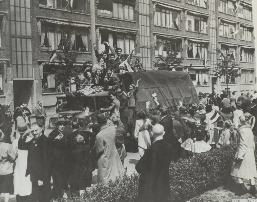 Bevrijding 1945: Canadezen trekken Den Haag binnen. Zwart-witfoto uit het Nationaal Archief.