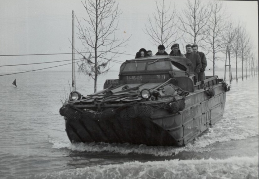 Militairen in een dukw bij Den Bommel (Collectie: Nationaal Archief)