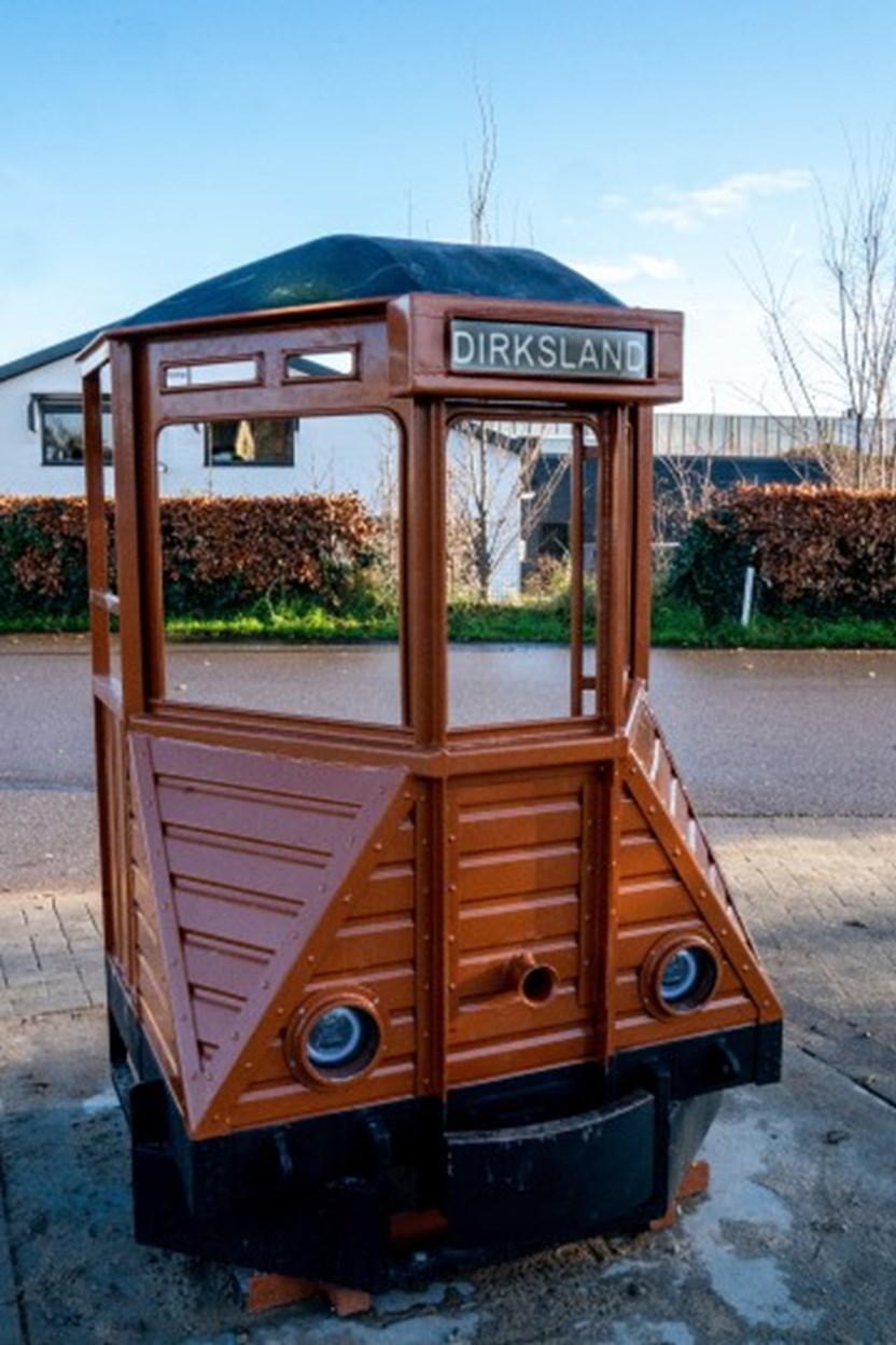 Herinnering aan de tram bij Dirksland door kunstenaar Jaap Reedijk.