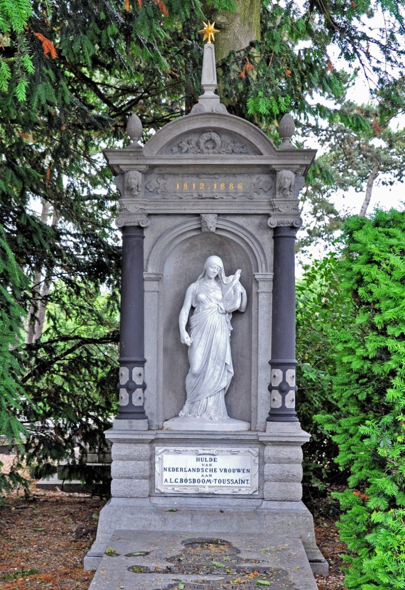 Grafmonument voor de schrijfster A.L.G. Bosboom-Toussaint in de vorm van een vrouwenfiguur met omfloerste lier. Foto: M. Hulsman