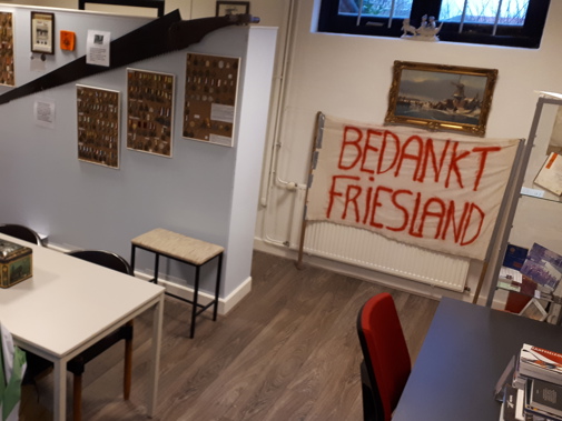 Het spandoek in het museum. Foto: Henk Zwinkels