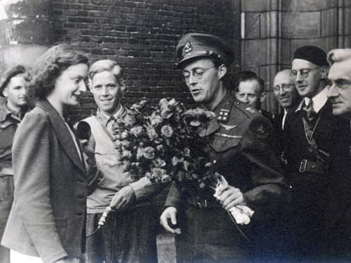 Bezoek van prins Bernard aan Delft, op 29 juni 1945. Fotograaf: Talens Foto Delft. 