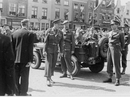 Bezoek van prins Bernard aan Delft, op 29 juni 1945. Fotograaf: Talens Foto Delft