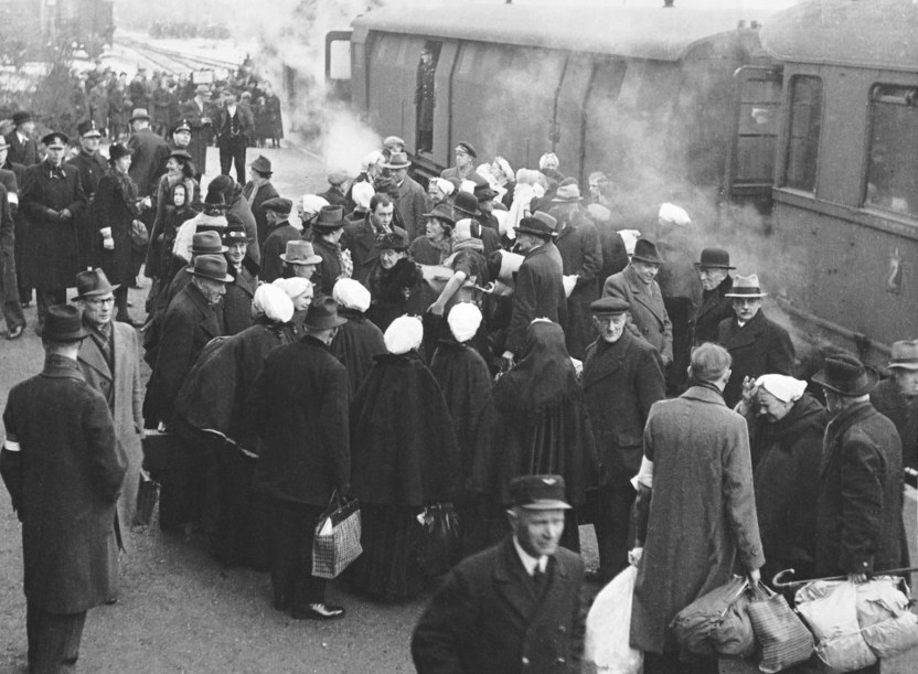 Aankomst van evacués uit Scheveningen in Aalten, 12 januari 1943. (Foto G.B. Garretsen, Collectie Haags Gemeentearchief)
