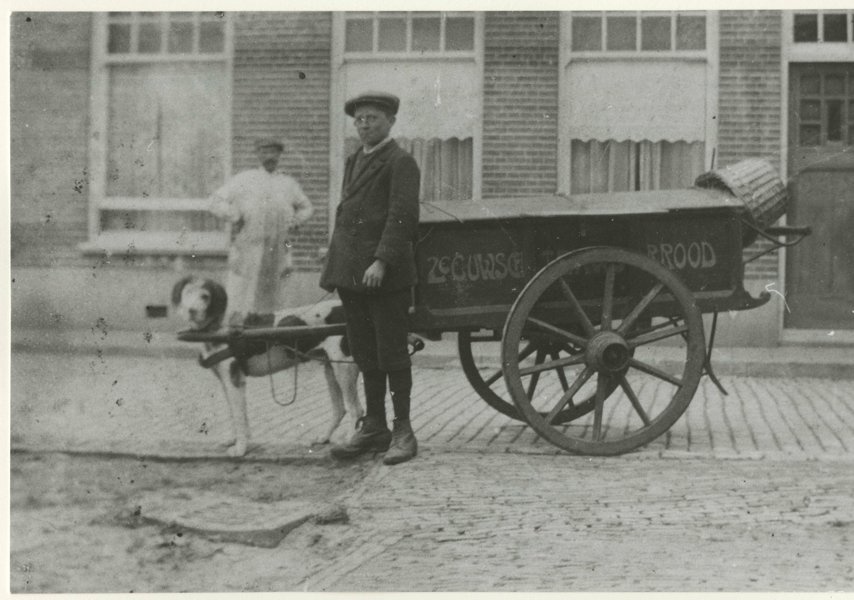Hondenkar van H. van Dijk in de Arnold Spoelstraat (