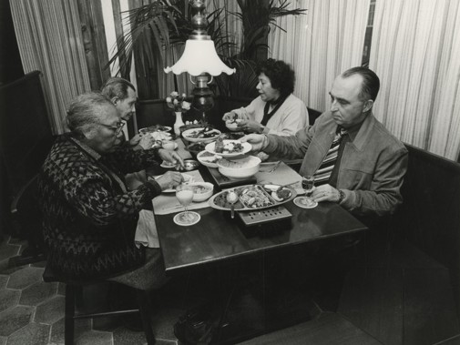 De Indische keuken is ingeburgerd in Nederland, van toko’s tot restaurants. Indisch restaurant Tjandi-Baru op de Dagelijkse Groenmarkt, hoek Schoolstraat in Den Haag, 1979. (foto Robert Scheers, HGA)