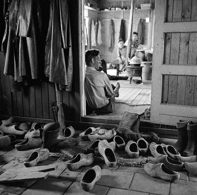 Arbeidersbarak, in gebruik tijdens de aanleg van de Haringvlietdam (Foto: Aart Klein, Nederlands Foto Museum)
