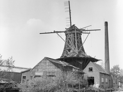 Zaagmolen De Salamander zwaar in verval, 1985. (Foto W.A. Korpershoek / Collectie Rijksdienst voor het Cultureel Erfgoed CC BY SA 3.0)