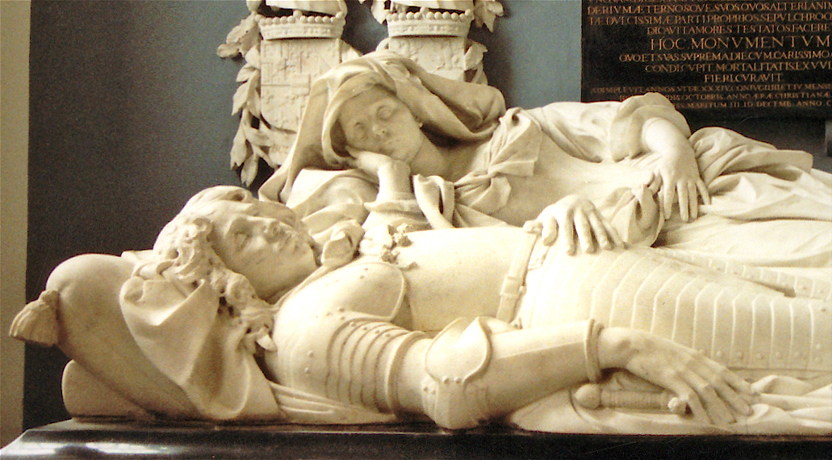 Detail dubbele tombe voor Willem II baron van Liere in de Dorpskerk van Katwijk. Op de achtergrond zijn echtgenote Maria van Reygersbergh die beeldhouwer Rombout Verhulst opdracht gaf voor dit monument. Foto: M. Hulsman