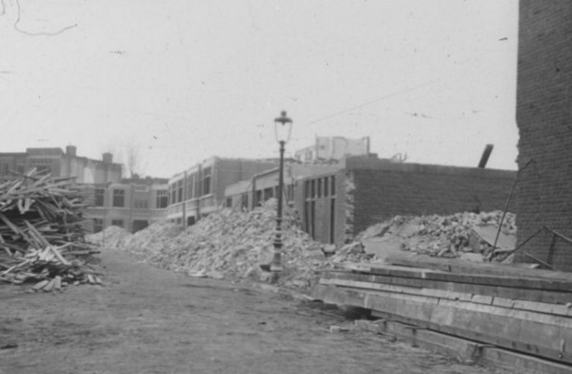 Irisstraat in Den Haag anno 1943, afbraak in verband met de aanleg van de Atlantikwall. (Foto J.C. van Tussenbroek, collectie Haags Gemeentearchief)