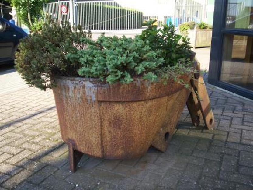 Baggeremmer, in gebruik als bloembak. 