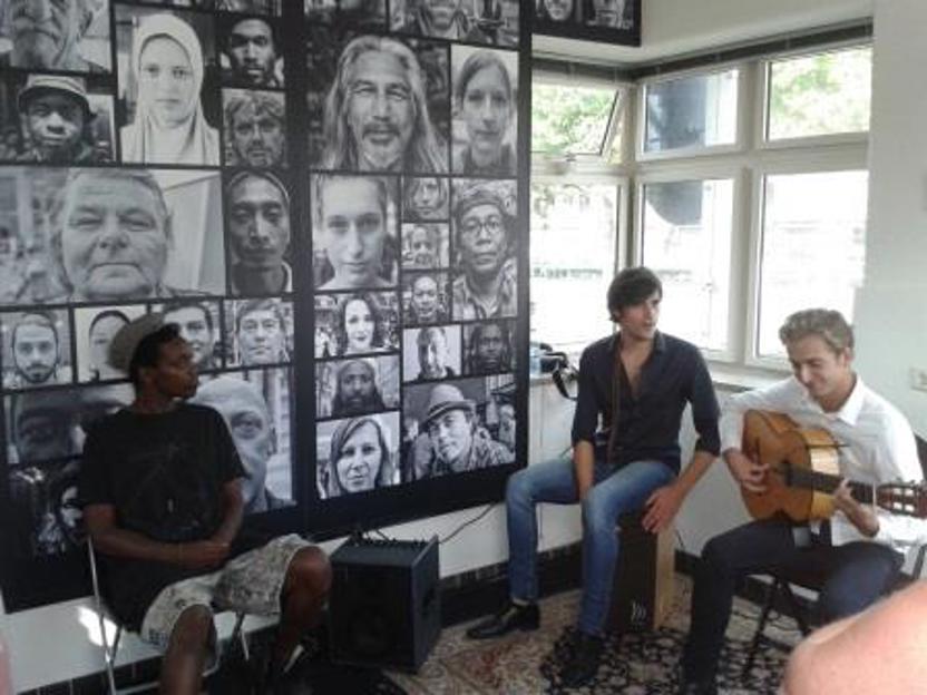 Miniconcert in het huisje op de Lage Erfbrug in Rotterdam (Foto Lotti Hesper)