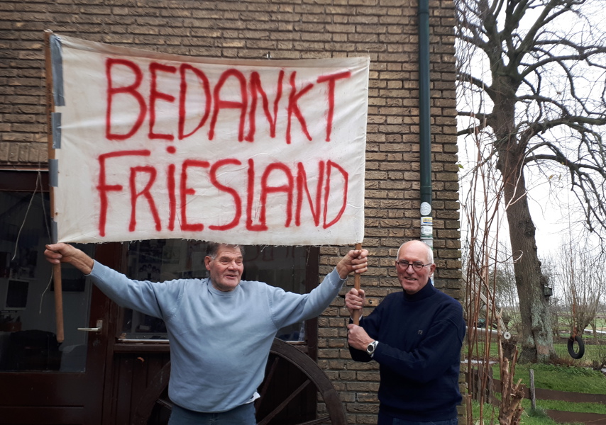 Willem Nell met het spandoek. Foto: fam. Nell
