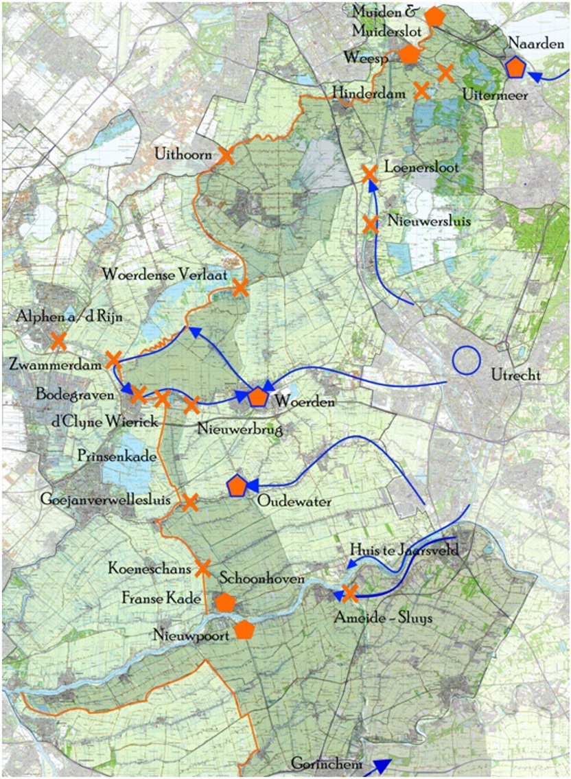 De Oude Hollandse Waterlinie in 1672. De donkere gebieden op de kaart waren geïnundeerd. Een schans of fort is met een x gemarkeerd, de blauwe pijlen verwijzen nar een Franse aanval. (Kaart: Marc Laman/ Erfgoedhuis Zuid-Holland)
