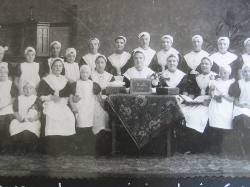 Een groepsportret van de weesmeisjes, 2 november 1913
