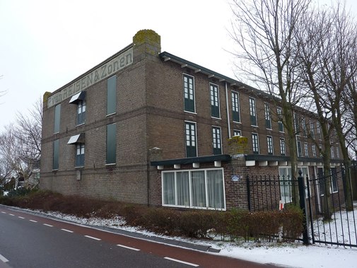 Bollenschuur Van Reisen & Zonen aan de Loosterweg in Voorhout. Deze bollenschuur met houten ventilatiedeuren is een rijksmonument.