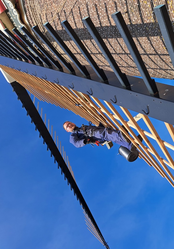 Molenmaker Karel Dolman, werkzaam bij het Sliedrechtse molenmakersbedrijf De Gelder (Foto Willem Roose)