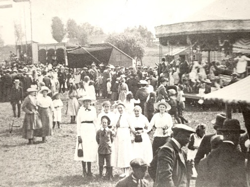 Kortebaandraverijen begonnen vaak als een extraatje bij de kermissen of dorpsfeesten. Kermis in Stompwijk in 1920 met v.l.n.r. Helena de Groot, Ton Fleuren, onderwijzeres Alie Mol, Bertha Fleuren en Gerda van Santen. 