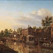 Leiden, met op de achtergrond de Marepoort. Vanaf hier vertrokken de trekschuiten naar Haarlem via de Haarlemmertrekvaart. Schilderij van Paulus la Fargue uit 1778 (Stedelijk Museum De Lakenhal, Leiden)