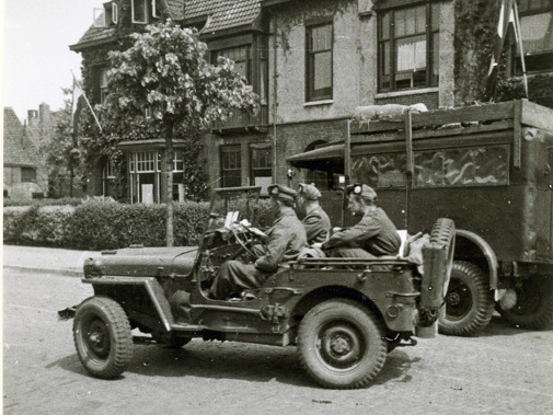 Intocht van de Canadezen aan de Rotterdamseweg, aan het einde van de Tweede Wereldoorlog. Op 8 mei 1945. Fotograaf: M.W. Batenburg 