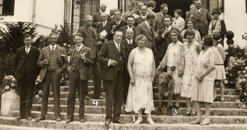 Bestuur van de Anti-Trekhondenbond op het bordes van landgoed "De Dreef" in Hattem, 1928 (Foto: Spaarnestad)