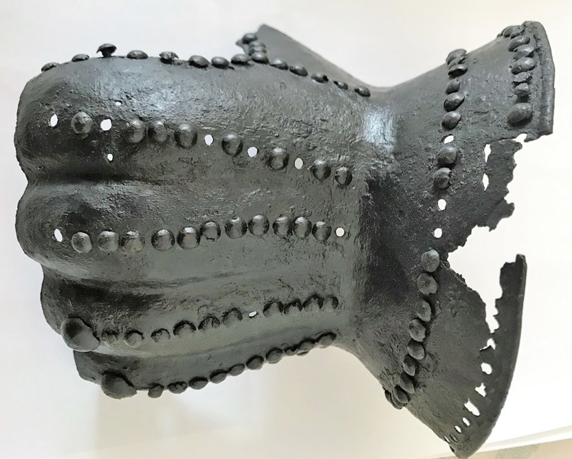 Wapenhandschoen. Foto uit Archeologische Kroniek 2019