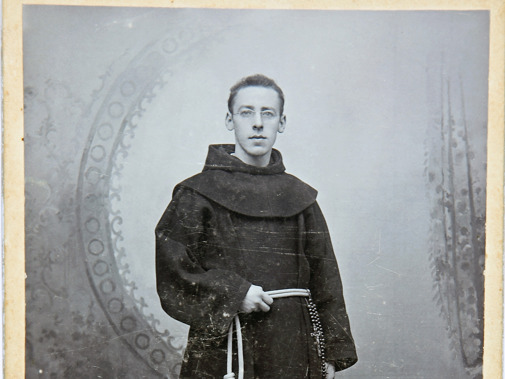 Matthaeus van der Drift in jongere jaren. Hij heeft een bruin habijt aan met daarbij een gordel van touw met drie knopen. Deze verwijzen naar de drie geloften die de minderbroeders afleggen. 