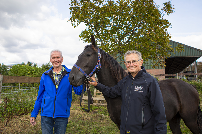 Theo van den Bosch en Frans Jansen bij Boerderij Akkerlust in Stompwijk.