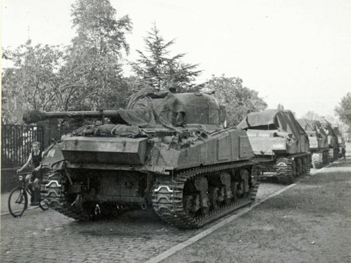 Intocht van de Canadese bevrijders op 8 mei 1945. Locatie: Julianalaan in de wijk Wippolder, vlakbij de Rotterdamseweg te Delft. Fotograaf: M.W. Batenburg