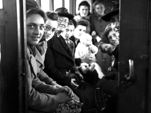 Trampassagiers bij Stellendam, 1943 (Collectie Nico Spilt)