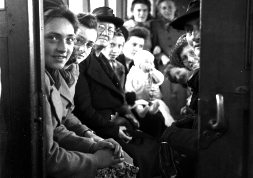 Trampassagiers bij Stellendam, 1943 (Collectie Nico Spilt)