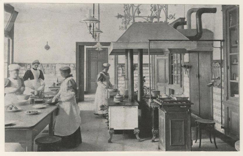 Interieur van de Haagsche Kookschool, ca. 1905 (collectie: Haags Gemeentearchief) 