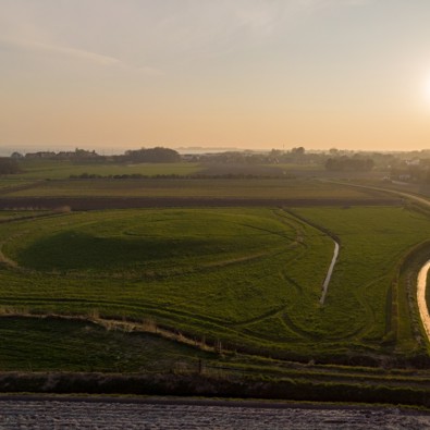 De kasteelberg van voormalig kasteel Spreeuwestein onder Ouddorp.