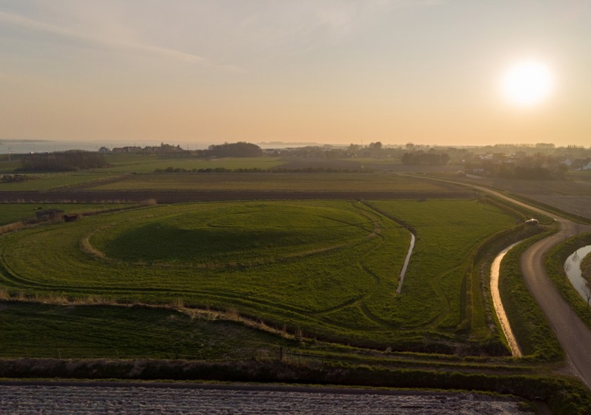 De kasteelberg van voormalig kasteel Spreeuwestein onder Ouddorp.