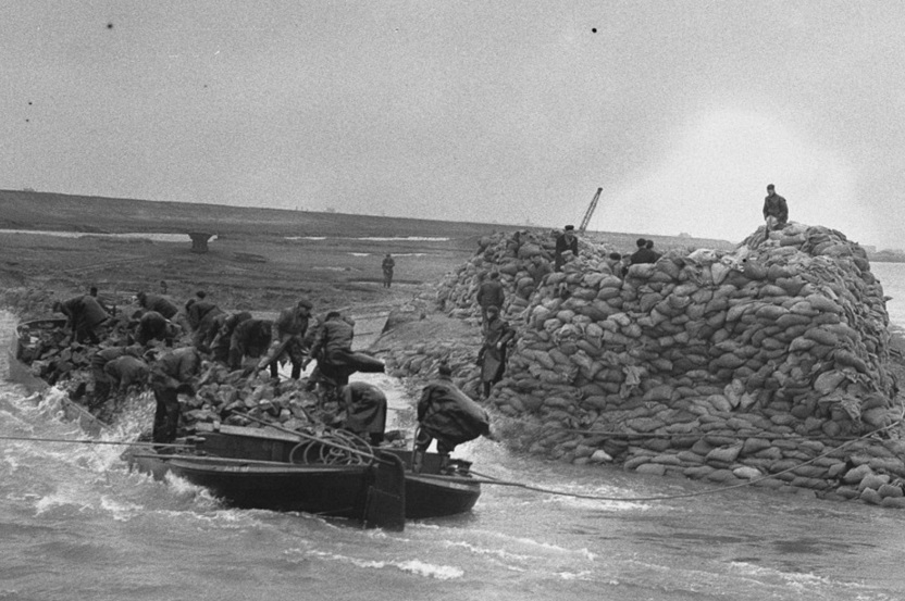 Herstelwerkzaamheden aan het dijkgat bij Herkingen (Collectie: Nationaal Archief)