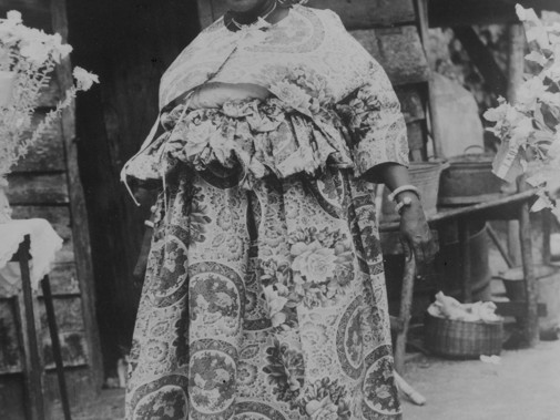 Vrouw gekleed in een complete koto: een rok, een jasje en een angisa, ca. 1920-1947. (foto Collectie Wereldmuseum)