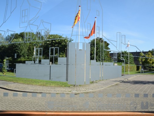 Op de foto kijkglas dat met lijnen op het glas de oorspronkelijke vorm van het kasteel laat zien.