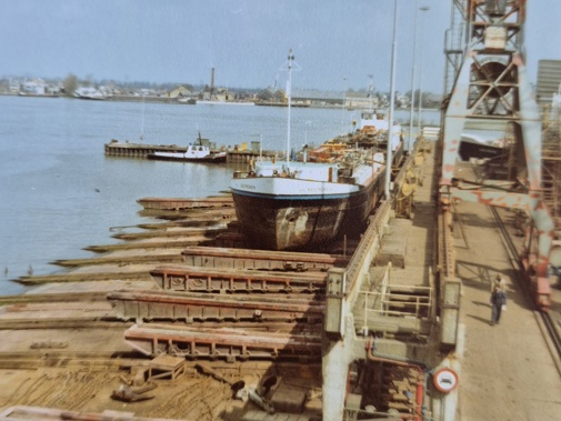 Een schip op de dwarshelling.