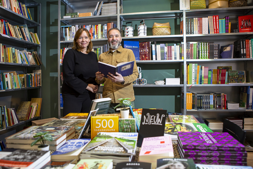 Marc Tierolf en Vivian Boon in de Indische boekhandel Moesson op Noordeinde 122 in Den Haag. (foto Marco Zwinkels)