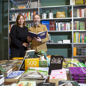 Marc Tierolf en Vivian Boon in de Indische boekhandel Moesson op Noordeinde 122 in Den Haag. (foto Marco Zwinkels)