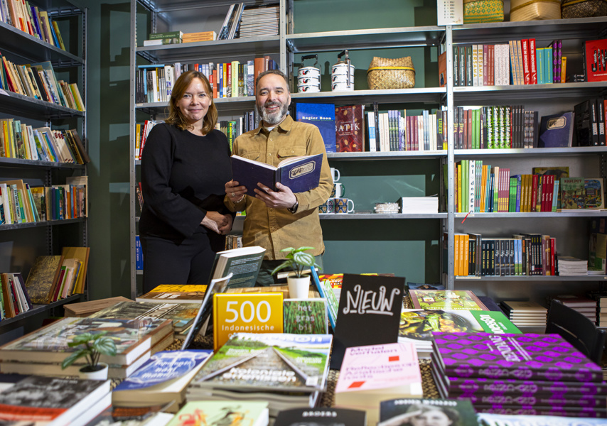 Marc Tierolf en Vivian Boon in de Indische boekhandel Moesson op Noordeinde 122 in Den Haag. (foto Marco Zwinkels)